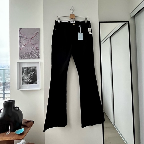 FRAME Le High Flare
in Film Noir - Picture 9 of 16